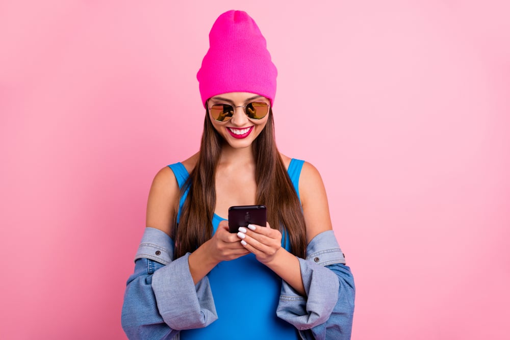 influencer in mobile marketing campaign to increase downloads